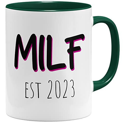 OM3® witzige Milf est 2023 Tasse mit Spruch | Keramik Becher | 11oz 325ml | Beidseitig Bedruckt | Grün von OM3