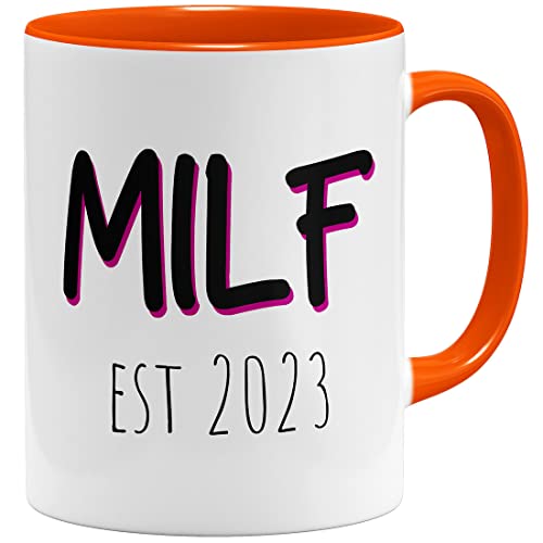 OM3® witzige Milf est 2023 Tasse mit Spruch | Keramik Becher | 11oz 325ml | Beidseitig Bedruckt | Orange von OM3