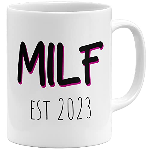 OM3® witzige Milf est 2023 Tasse mit Spruch | Keramik Becher | 11oz 325ml | Beidseitig Bedruckt | Weiss von OM3