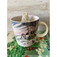 Moomin Tasse Von Arabia Finland, Winter-Saison-Tasse, Design Ist Frühling Winter, Unbenutzte Moomin-Tasse Mit Originaletikett Moomin Tasse Von Arabia Finland, Winter-Saison-Tasse, Design Ist Frühling Winter, Unbenutzte Moomin-Tasse Mit Originaletikett von OMKTVintage