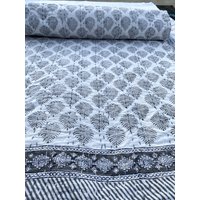 Grauer Blätter Kantha Quilt Wendebare Boho Tagesdecke Aus Baumwolle Grauer Blätter Kantha Quilt Wendebare Boho Tagesdecke Aus Baumwolle von OMRAHOMEDECOR