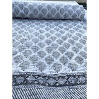 Grauer Blätter Kantha Quilt Wendebare Boho Tagesdecke Aus Baumwolle von OMRAHOMEDECOR