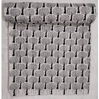 Handgefertigter Kantha Quilt Aus Baumwolle Mit Schwarz-Weiß-Baum-Muster Handgefertigter Kantha Quilt Aus Baumwolle Mit Schwarz-Weiß-Baum-Muster von OMRAHOMEDECOR