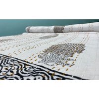 Handgemachter Paisley Kantha Quilt Braune Block Print Tagesdecke Aus Baumwolle Handgemachter Paisley Kantha Quilt Braune Block Print Tagesdecke Aus Baumwolle von OMRAHOMEDECOR