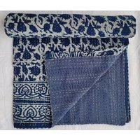 Handgenähter Indigo Kantha Quilt Blumiger Baumwollüberwurf Handgenähter Indigo Kantha Quilt Blumiger Baumwollüberwurf von OMRAHOMEDECOR