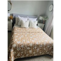 Kantha Quilt Braune Tagesdecke Aus Baumwolle Mit Blumenmuster von OMRAHOMEDECOR