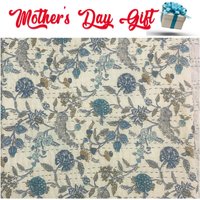 Floraler Kantha Quilt Handgenähte Baumwolldecke Mit Vogel Design von OMRAHOMEDECOR