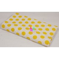 Kantha Quilt Handgemachte Muster Gelbe Tupfen Auf Weißem Hintergrund - Lebendiges Und Fröhliches Design von OMRAHOMEDECOR
