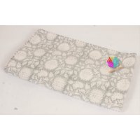 Grau-Weiße Kantha Quilt - Block Print Baumwolldecke Handgefertigte Bettwäsche Boho Decor von OMRAHOMEDECOR