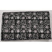 Handbesticktes Kantha Meisterwerk Zeitlose Tradition Trifft Modernes Design Ein Hauch Von Indien Rustikale Florale Eleganz in Schwarz Weiss von OMRAHOMEDECOR