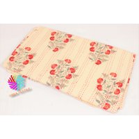 Rotes Blumenmuster Creme Kantha Quilt Mit Rotem "Handgenähter "Crimson Bloom" - Handgenähter Kantha-Quilt in Creme." von OMRAHOMEDECOR