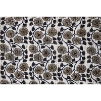 Weißer Hintergrund Mit Tiefblauen Und Braunen Blumen Verwickelter Kantha Quilt - Weiß Brauner Blauer Blumenstickerei Eleganter von OMRAHOMEDECOR