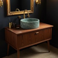 Grünes Marmor-Waschbecken Mit Holz-Waschtisch - Geripptes Rundes Steinbecken & Mid-Century-Schrank Badezimmer-Waschtisch-Set von ONSmarblesink