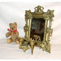 Wunderschöner Verzierter Vintage-Wandsiegel Mit 2 Integrierten Kerzenhalter Aus Messing, 60Er Jahre Wunderschöner Verzierter Vintage-Wandsiegel Mit 2 Integrierten Kerzenhalter Aus Messing, 60Er Jahre von OPAALA
