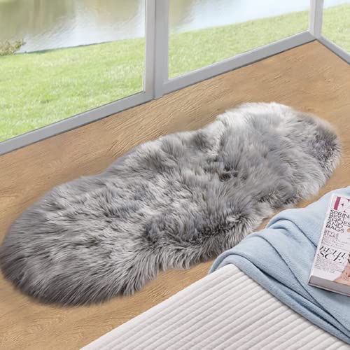 ORINOVA Kunstfell Teppich Grau Flauschig Fellteppich 60x120 cm Schlafzimmer Bettvorleger Kuschelteppich Weich Waschbar Langflor Fellform von ORINOVA