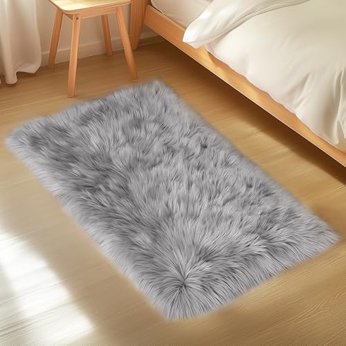 ORINOVA Teppich Grau Flauschig Schlafzimmer Fellteppich 60x90 cm Kunstfell Kuschel Teppich Bettvorleger Wohnzimmer Klein Waschbar Weich Deko von ORINOVA