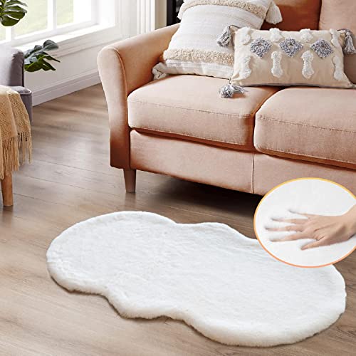 ORINOVA Teppich Schlafzimmer Flauschig Weiß 60x120 cm Fellteppich Kunstfell Teppich Weich Wohnzimmer Waschbar Kurzflor Fellform von ORINOVA