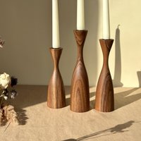 Rustikaler Kerzenständer Aus Walnussholz, 3Er-Set. Handgefertigte Eleganz Für Das Moderne Wohndekor Oder Perfekte Geschenk von OSAWO