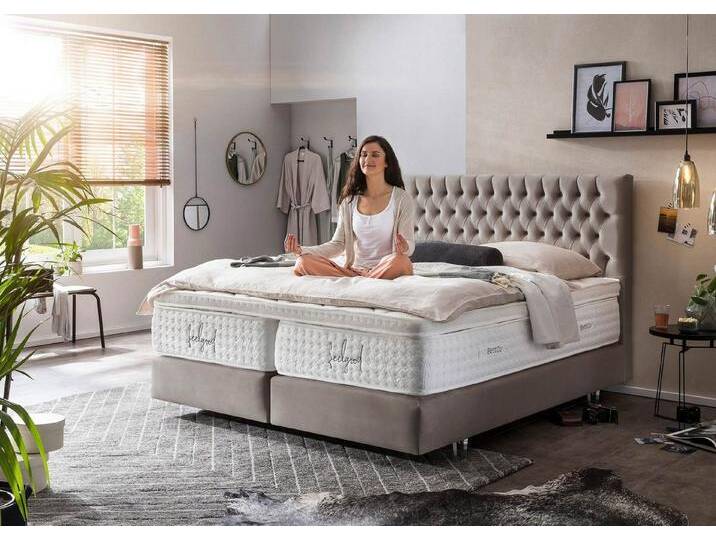 BettCo Boxspringbett Vegas (200 x 200 cm, 7-St., in Taupe Velours), Chesterfield Design, Acryl-Füße, braun, Mit Naturlatex Topper 7 cm, Taupe von OTTO