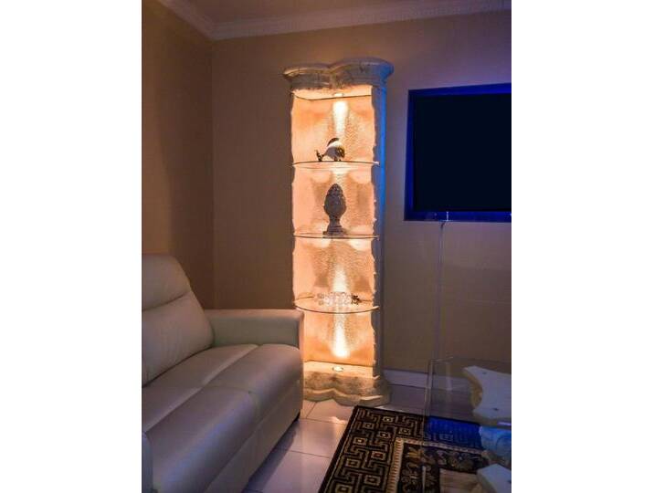 Schatzkiste1 Glasvitrine Säulen Glas Vitrine Ladenausstattung Steinmöbel Standsäule Eckregal, beige von OTTO