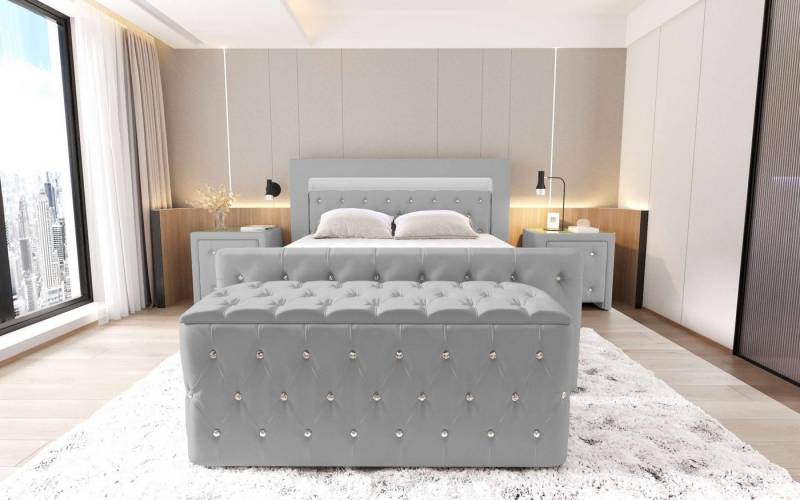 99rooms Schlafzimmer-Set Cezar, (Set (4-St), Komplett Schlafzimmer), bestehend aus Boxspringbett,Hocker,2 Nachttischen, mit LED-Beleuchtung von 99rooms