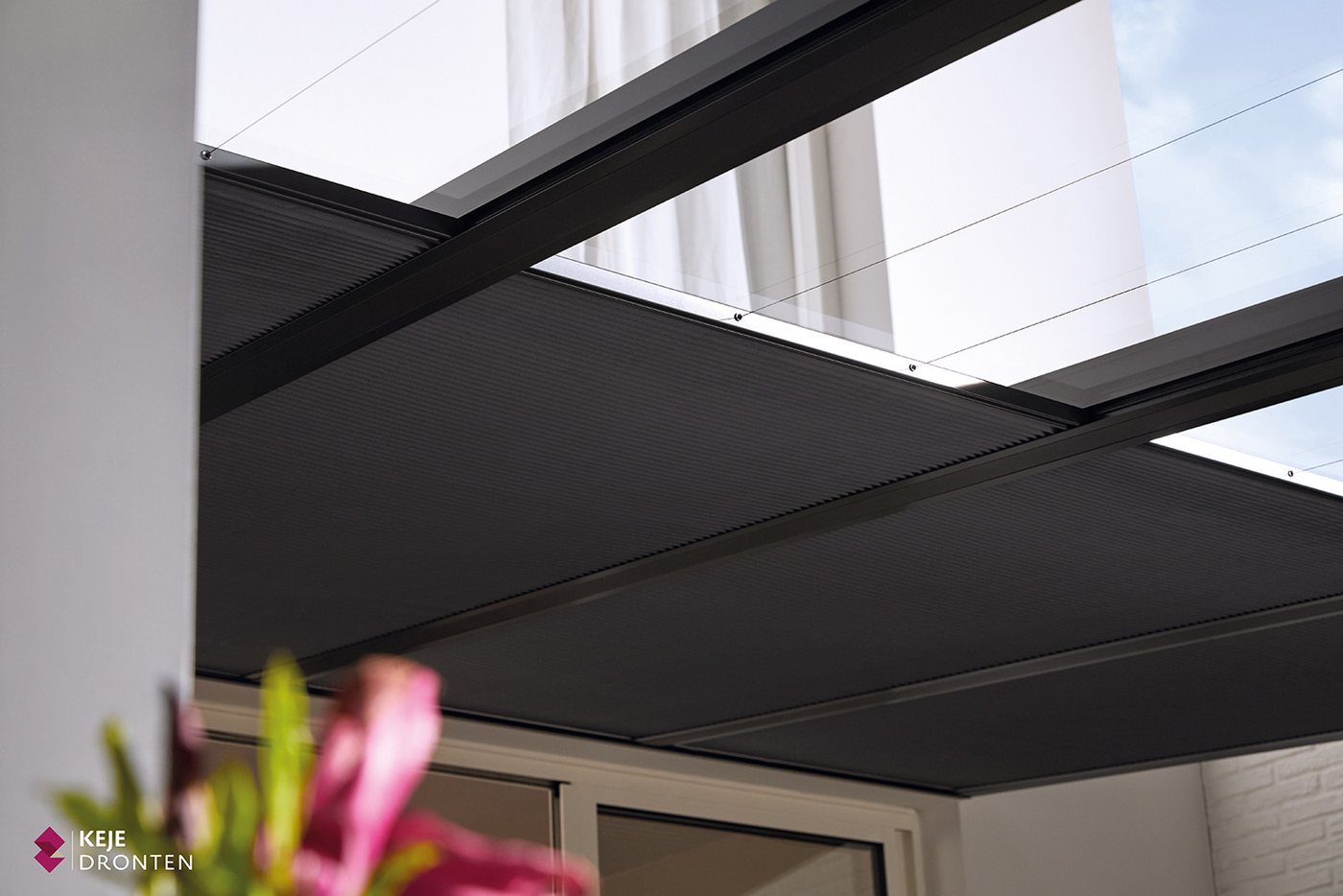 terrassana Dachfensterplissee Splendid Unterglasplissee für Terrassenüberdachungen, Führungsschienen, Magnetband, Flache Einheit, modernes Design von terrassana