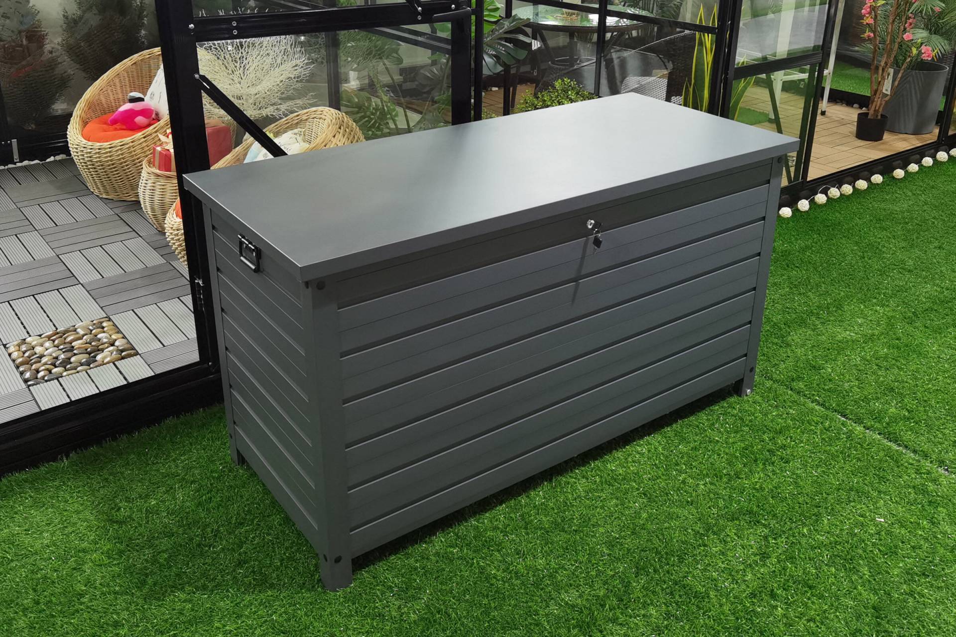 OUTFLEXX Kissenbox, grau, Aluminium, 135x59x75 cm, mit Gasdruckfeder, rollbar von OUTFLEXX