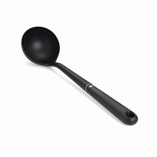 OXO Good Grips Nylon-Kelle – Suppenkelle zum Servieren von Suppen und Eintöpfen für Kochgeschirr mit Antihaftbeschichtung – schwarz von OXO