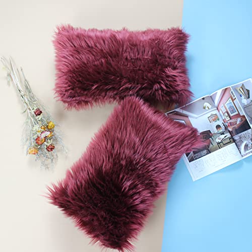 OYIMUA 2 Pcs Weicher Zierkissenbezüge Deko Kissen Schaffell Lammfell Kunstfell Langhaar Zierkissen Kissenbezug Fellimitat Sofakissen Cuddly Kissen (Bordeaux, 30 x 50 cm) von OYIMUA