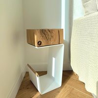Moderner Nachttisch in Weiß Platte Aus Eiche Natur, Metall Sockel Moderner Nachttisch in Weiß Platte Aus Eiche Natur, Metall Sockel von OakacornStudio