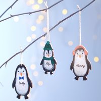 Personalisierte Pinguin-Familiendekoration von OakdeneDesigns