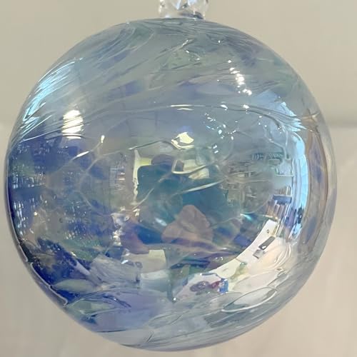 Kugel zum hängen Bunte Glaskugel zum aufhängen Ornament blau hellblau mit metalleffekt Fensternkugel mundgeblasenes Kristallglas Ø ca. 10 cm von Oberstdorfer Glashütte