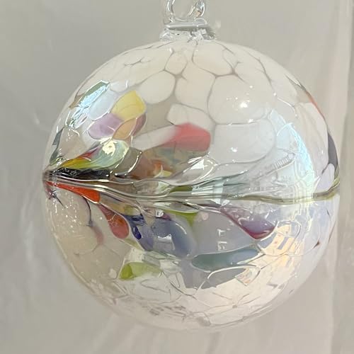 Kugel zum hängen Glaskugel Ornament weiß bunt Fensterdekoration mundgeblasenes Kristallglas Durchmesser ca. 10 cm von Oberstdorfer Glashütte
