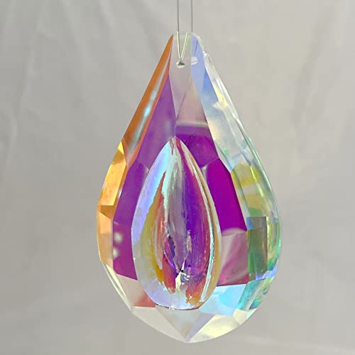 Mittleres Kristall Prisma zum hängen Feng Shui Sun Catcher irisierend Fensterhänger Höhe 6,2 cm Breite 3,8 cm mit Faden zum aufhängen Mittleres Kristall Prisma zum hängen Feng Shui Sun Catcher irisierend Fensterhänger Höhe 6,2 cm Breite 3,8 cm mit Faden zum aufhängen von Oberstdorfer Glashütte