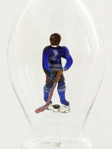 Oberstdorfer Glashütte Dekoflasche mit Figur Eishockeyspieler Vase Glasflasche mundgeblasen Tischdekoration Füllmenge 0,5 Liter Höhe ca. 30 cm von Oberstdorfer Glashütte