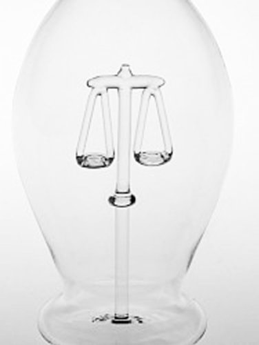 Oberstdorfer Glashütte Flasche bauchige Glaskaraffe Figurenflasche dekorative Sternzeichenflasche mit Glaswaage innen klares Glas mundgeblasen Füllmenge 0,5 Liter Höhe 30 cm von Oberstdorfer Glashütte