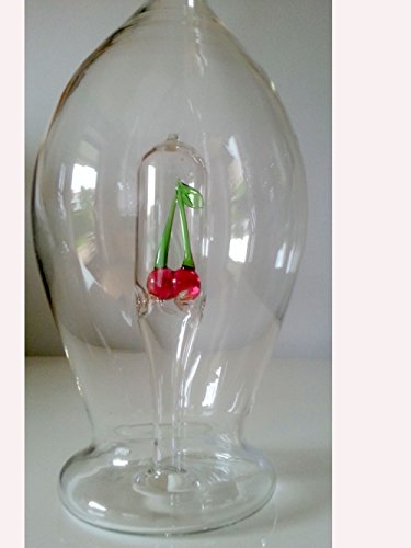 Oberstdorfer Glashütte Flasche bauchige Glaskaraffe dekorative Flasche mit Farbiger Kirsche innen befüllbar mundgeblasen Füllmenge 0,5 Liter Höhe ca. 30 cm von Oberstdorfer Glashütte
