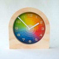 Farbrad Holz Schreibtisch Uhr Mit Zahlen. Einzigartige Farbenfrohe Moderne Mid-Century Standuhr Für Die Küche, Das Wohnzimmer Oder Schlafzimmer von ObjectifyHomeware