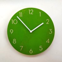 Grüne Wanduhr Aus Holz Mit Neutra Zahlen. Einzigartige Farbenfrohe Moderne 50Er Jahre Standuhr Für Die Küche, Das Wohnzimmer Oder Schlafzimmer von ObjectifyHomeware