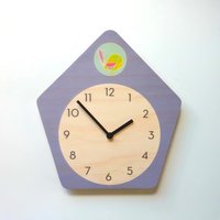 Lila Kuckucksuhr Aus Holz Moderne, Mid-Century Modern Wanduhr Lila Kuckucksuhr Aus Holz Moderne, Mid-Century Modern Wanduhr von ObjectifyHomeware