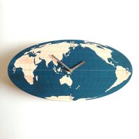 Marine Weltkarte Wanduhr Aus Holz Moderne Mid-Century Modern von ObjectifyHomeware