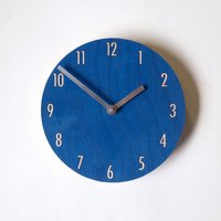 Marineblaue Holz Wanduhr Mid-Century Modern Stille Uhr von ObjectifyHomeware