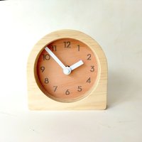 Altrosa Schreibtischuhr Aus Holz Mit Zahlen. Einzigartige Farbenfrohe Moderne Mid-Century Standuhr Für Die Küche, Das Wohnzimmer Oder Schlafzimmer von ObjectifyHomeware