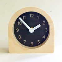 Schwarze Schreibtischuhr Aus Holz Mit Zahlen. Einzigartige Schwarze Mid Century Modern Stille Analoge Kaminuhr Für Die Küche, Das Wohnzimmer Oder von ObjectifyHomeware