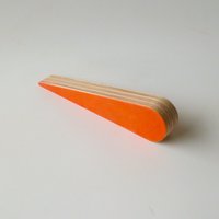 Objektiv Red Shade Holztürstopper X 2 von ObjectifyHomeware