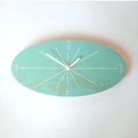 Ovale Holz Wanduhr Mid-Century Modern Stille Uhr von ObjectifyHomeware