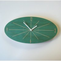 Ovale Holz Wanduhr Mid-Century Modern Stille Uhr von ObjectifyHomeware