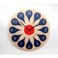 Rote Und Blaue Blüte Wanduhr Aus Sperrholz Stille Mid Century Modern von ObjectifyHomeware
