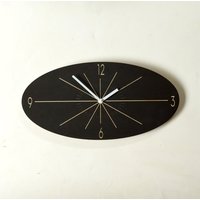 Schwarze Ovale Wanduhr Aus Holz Mid Century Modern Stille Uhr von ObjectifyHomeware