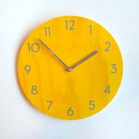 Senffarbene Wanduhr Aus Holz Mit Neutra-Zahlen. Einzigartige Farbenfrohe Mid Century Modern Standuhr Analog Für Die Küche Oder Das Schlafzimmer von ObjectifyHomeware